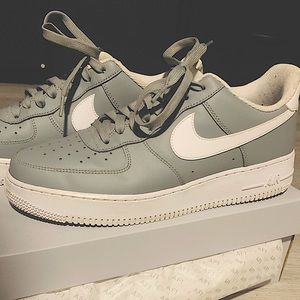 NIKE AIR FORCE GREY/WHITE SIZE 10 MEN.